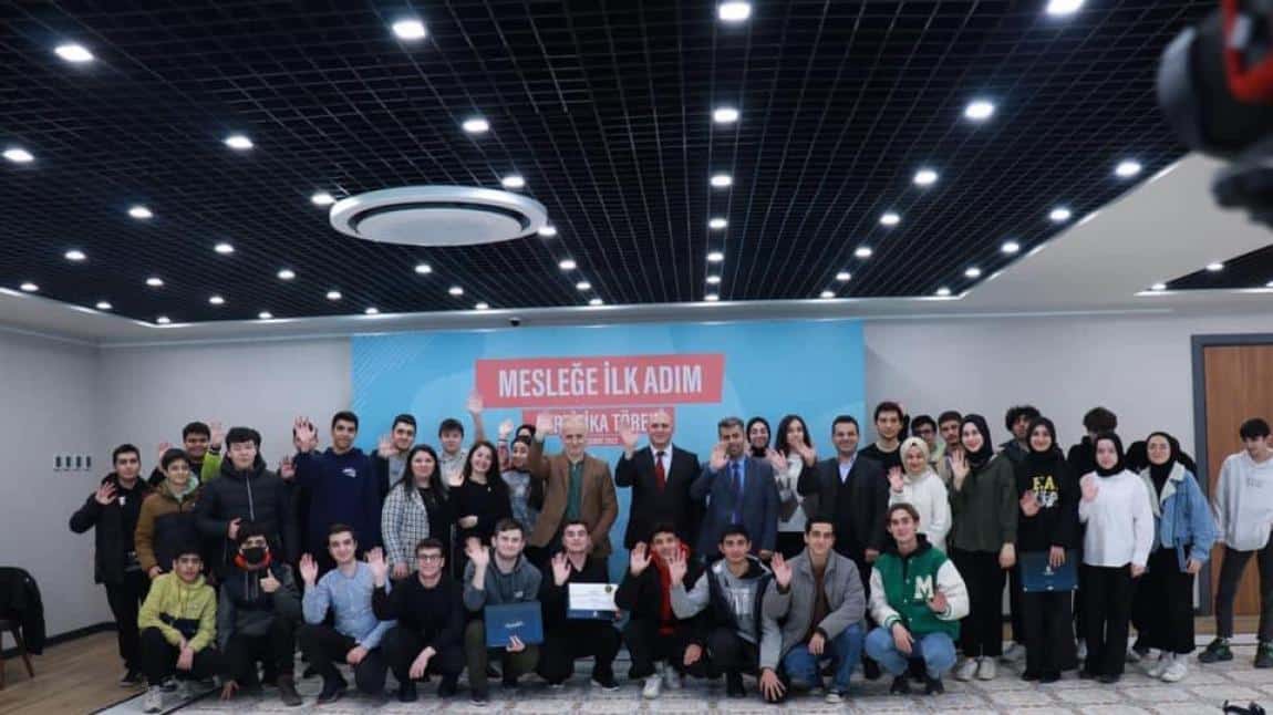 Gençlerimiz Kariyer Basamaklarını Başakşehir'de Çıkıyor